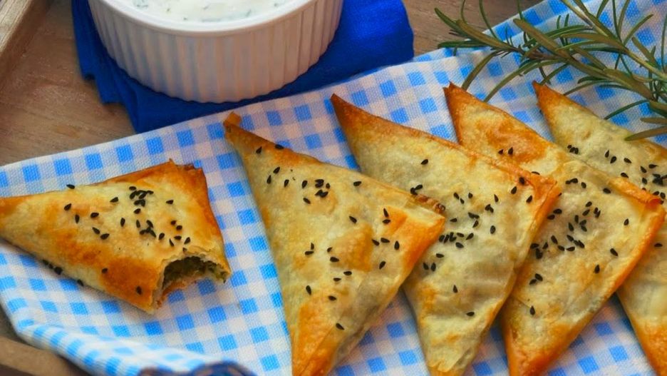 Pieczone przekąski z ciasta filo ze szpinakiem. Chrupiące i pyszne