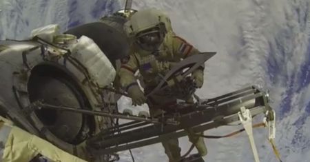 Spacer kosmonautów na żywo to wielka ściema