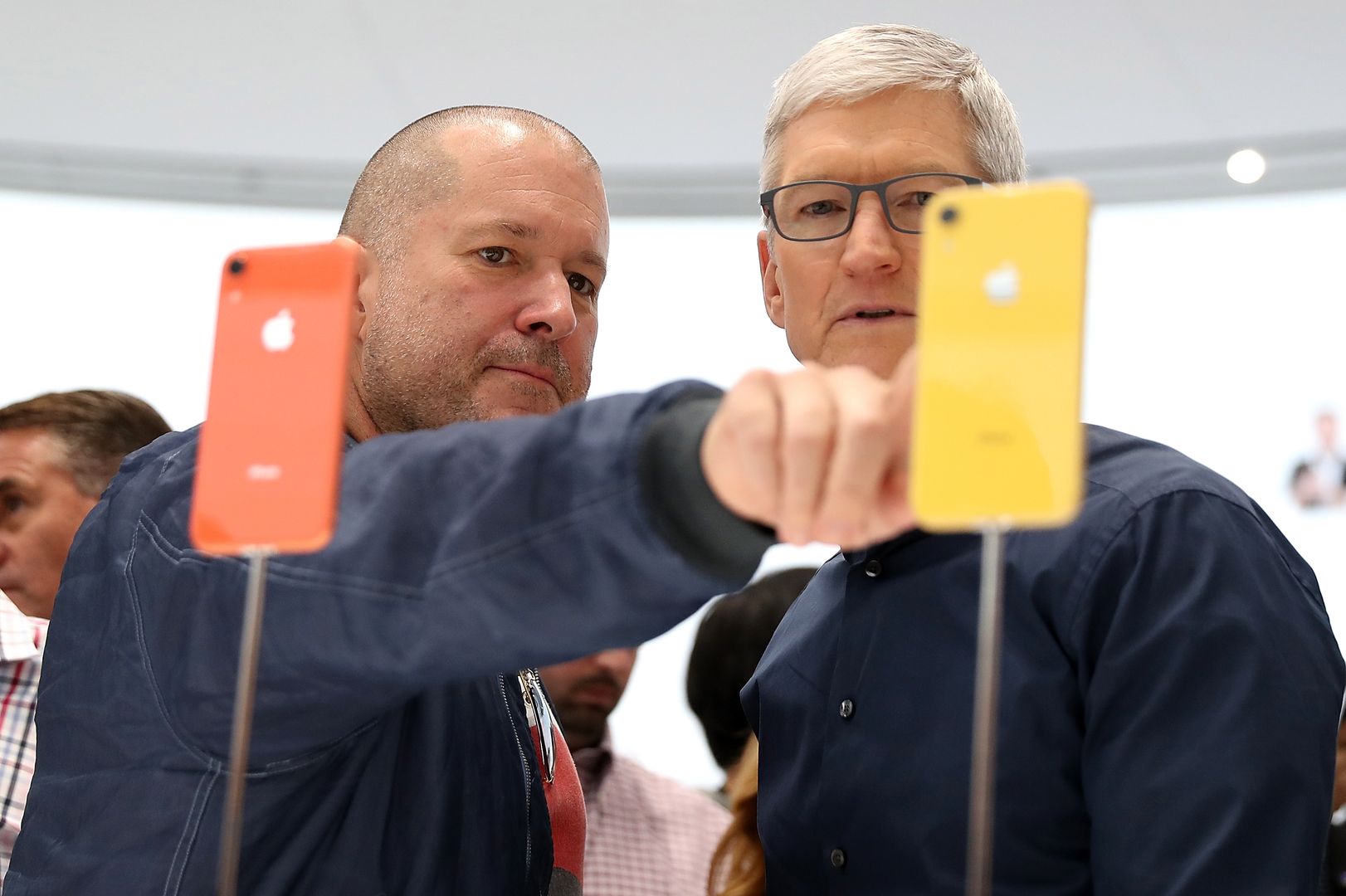 Główny projektant Apple Jony Ive i szef firmy Tim Cook