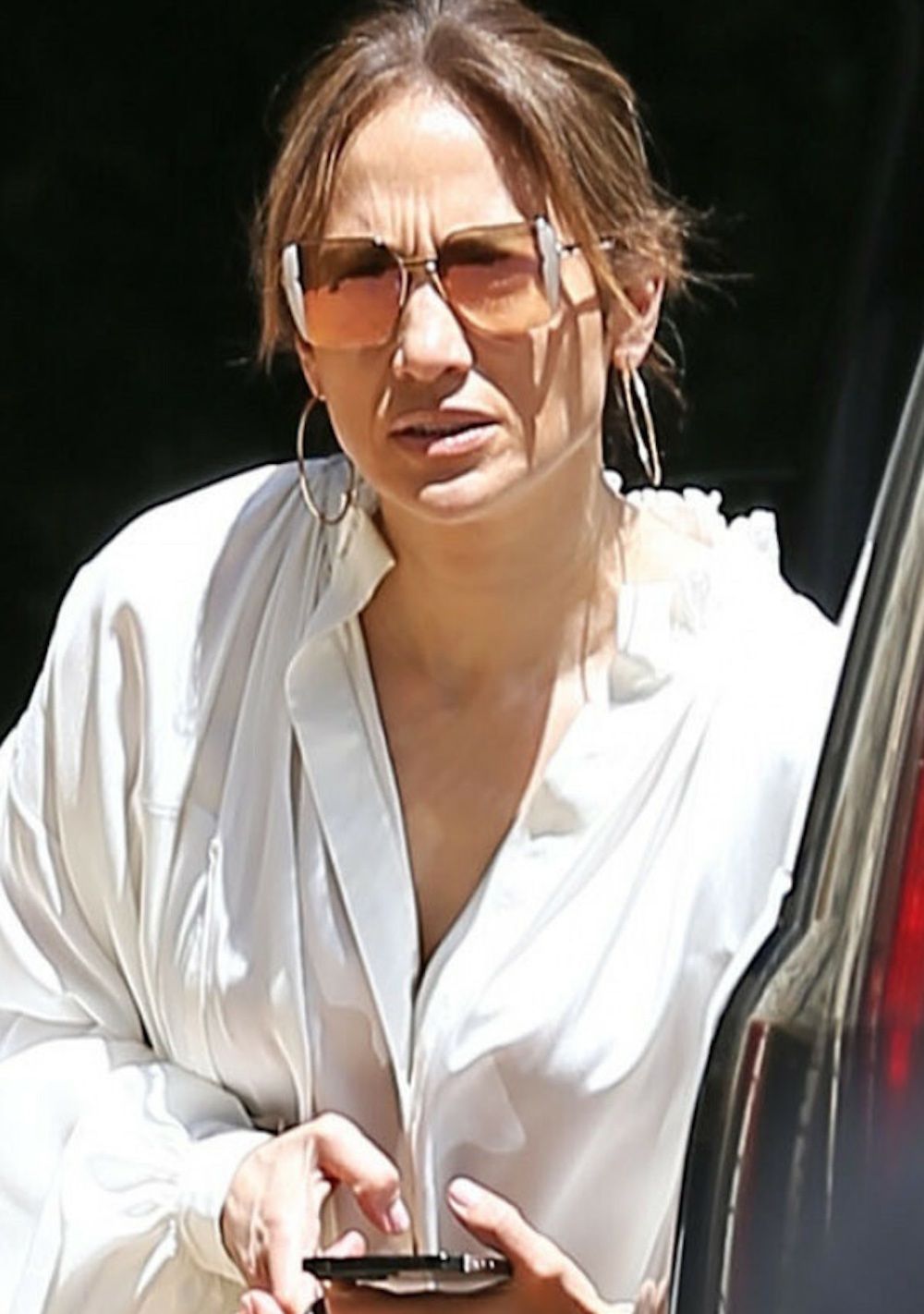 Jennifer Lopez w koszulowej sukience w domu w Beverly Hills