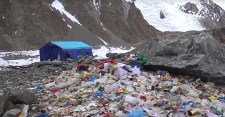 Śmieci przy namiocie pozostawione na K2. Obozowali tam Polacy