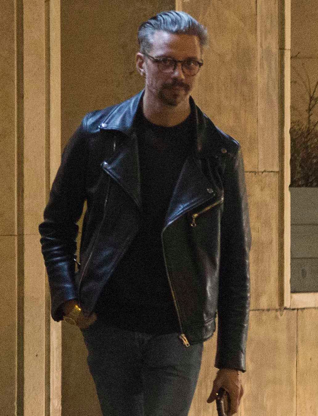 Marcel Sora z dziećmi na wiosennym spacerze