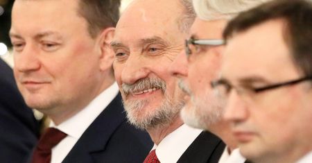 MON na czele z Macierewiczem wydał tysiące. Odpowiada: rząd PO więcej