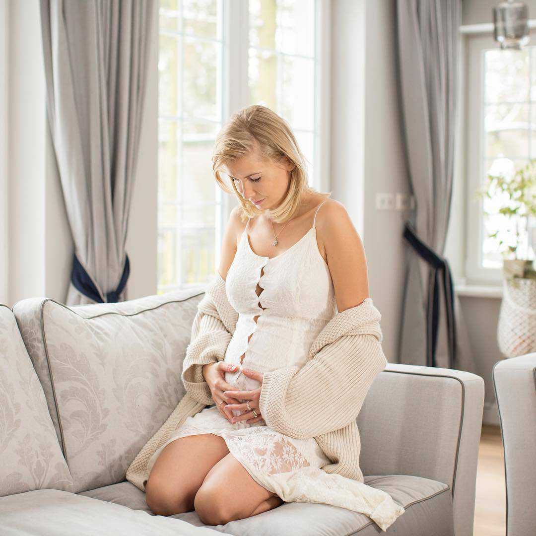 Edyta Pazura z ciążowym brzuchem w sesji