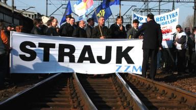 Kolejarze blokują ruch na dworcu.