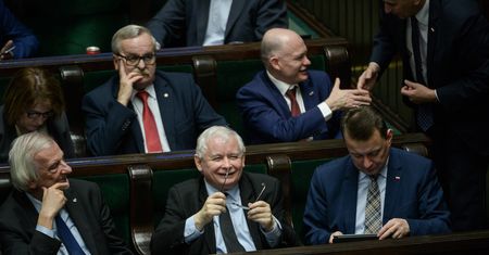 Wyborcy PiS w różowych okularach, sympatycy opozycji w depresji. Nowy sondaż, ale nie poparcia