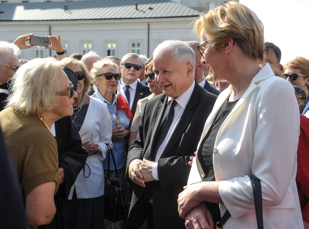 PiS umacnia się na pozycji lidera