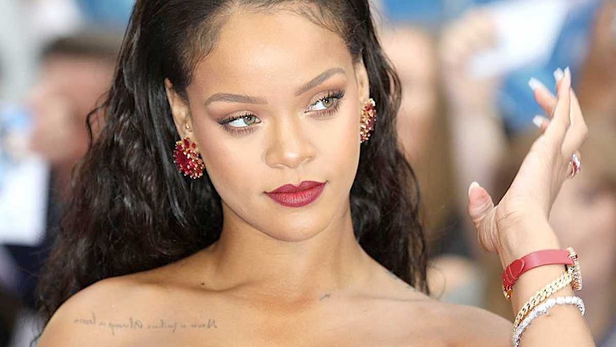 Rihanna niesamowicie schudła! Na najnowszych zdjęciach z "Vogue'a" wygląda świetnie! Jak za czasów "Umbrelli"!