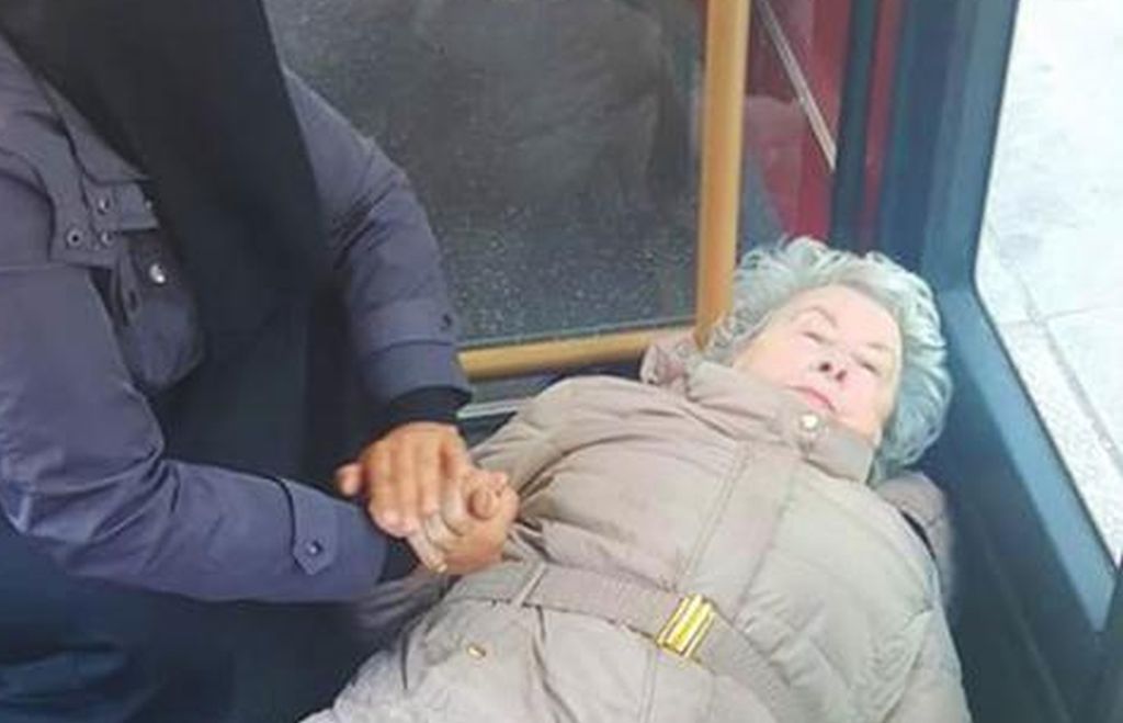 Staruszka zasłabła w autobusie. To zdjęcie podbiło internet