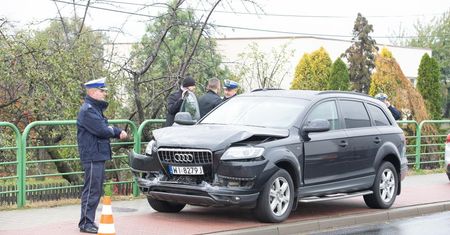 Warszawa. Kolizja auta SOP na moście Łazienkowskim