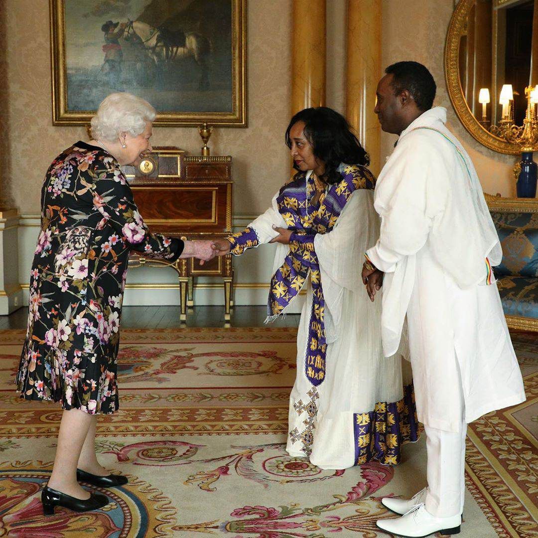 Elżbieta II w sukience z sową
