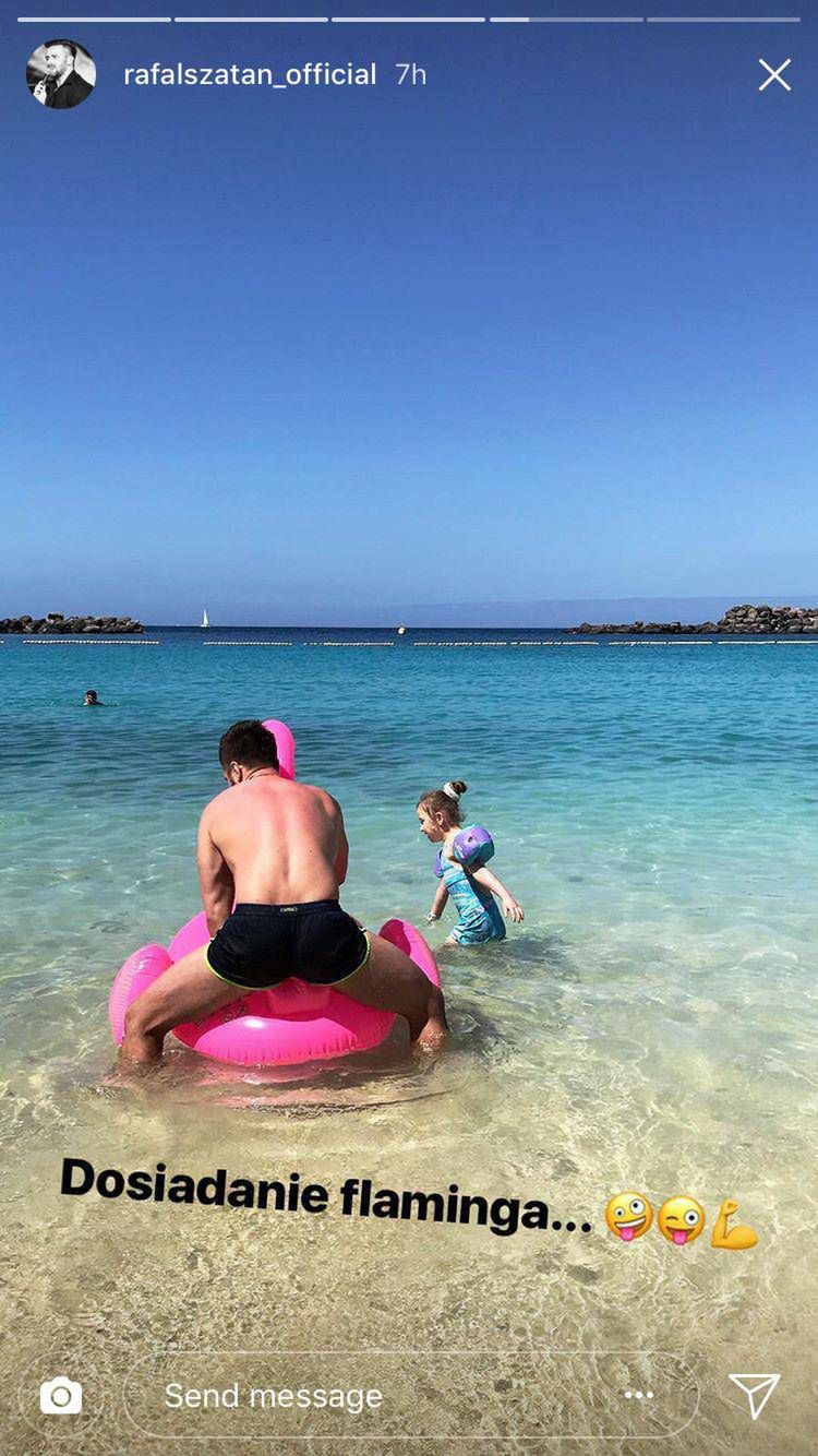 Rafał Szatan na plaży