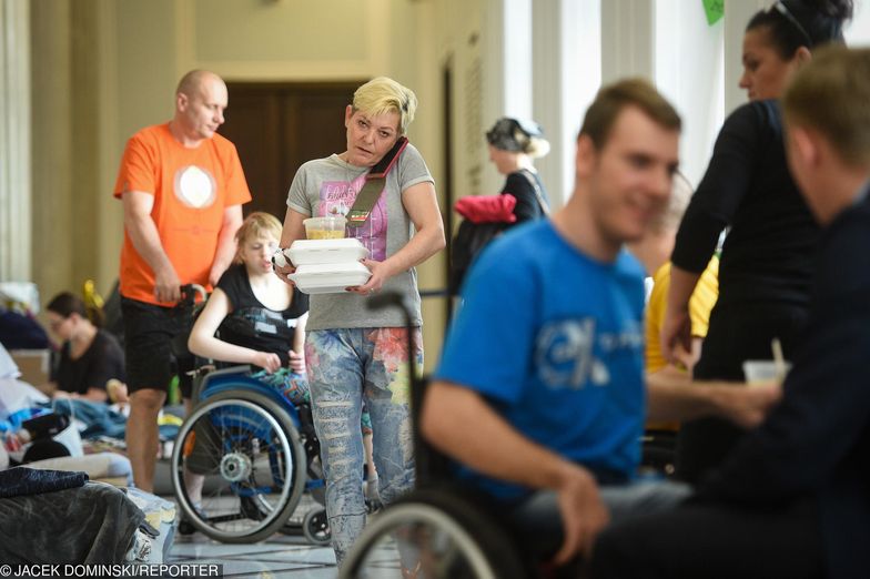 Minister Zalewska twierdzi, że dla niepełnosprawnych jest dużo pieniędzy. 300+ nie do ruszenia