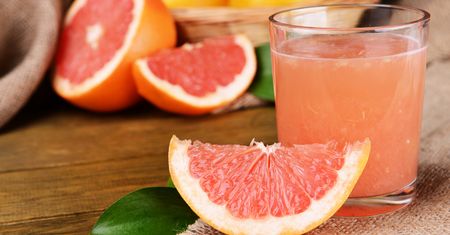 Świeży sok z różowego grejpfruta