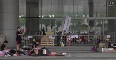 Demonstranci domagają się ustąpienia szefa administracji Hongkongu
