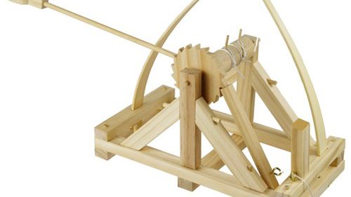 Drewniana katapulta – zabawka nie tylko dla najmłodszych [wideo] 1