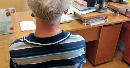 Siemianowice Śl. W koszuli nocnej uciekła przed agresywnym mężem. Z opresji wybawił ją sąsiad