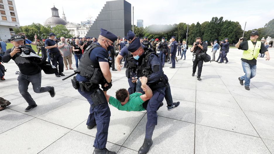 Gorąco pod Pomnikiem Smoleńskim. Interwencja wojska i policji