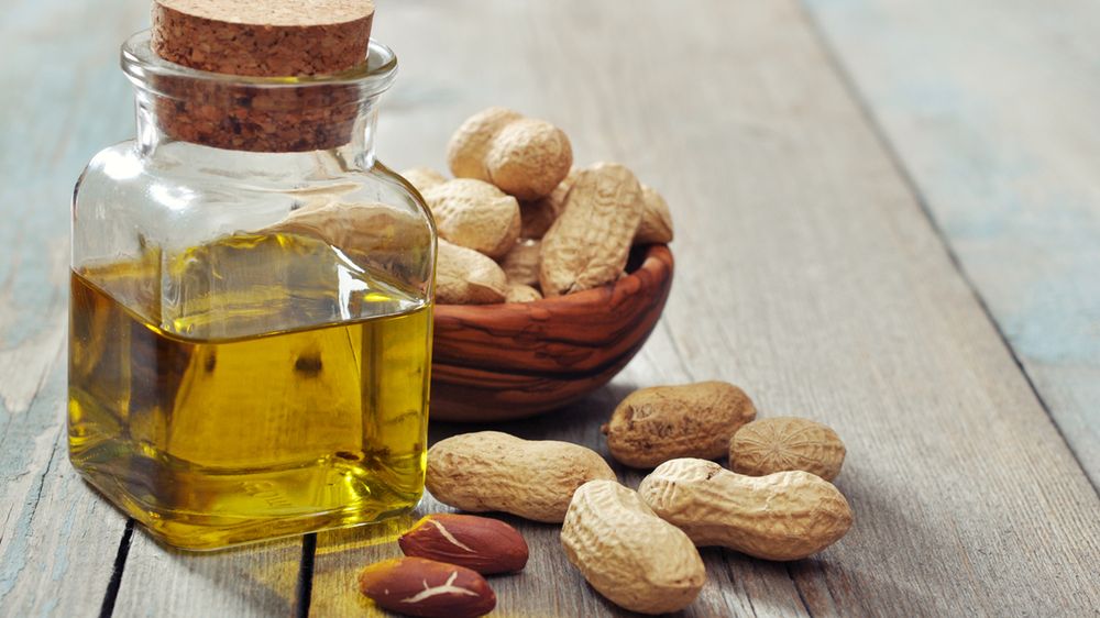 Olej z orzechów ziemnych (do sałatek lub gotowania)