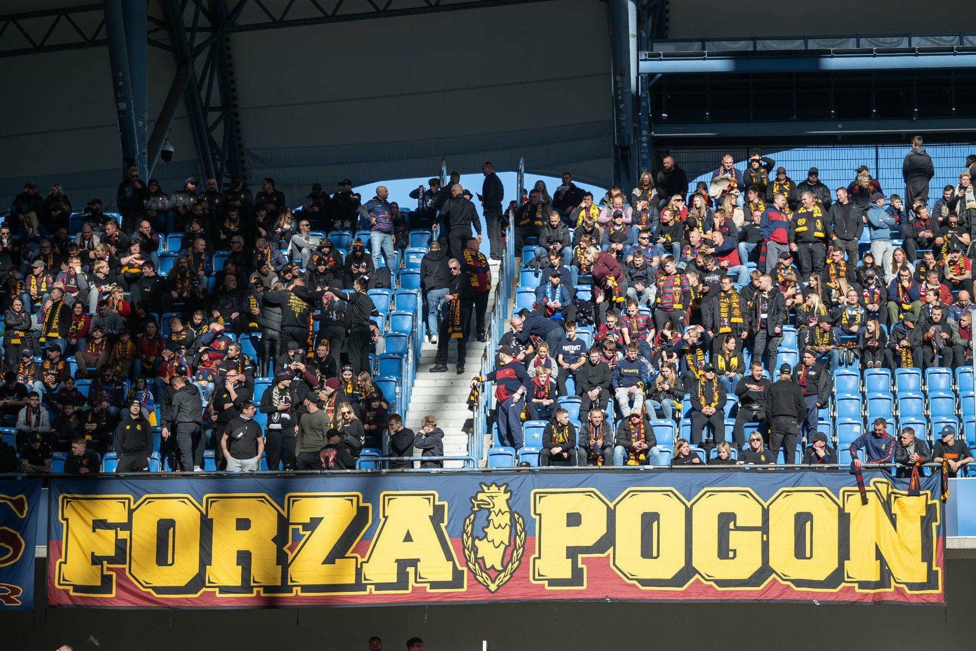 Kibice Pogoni w sektorze gości na Bułgarskiej