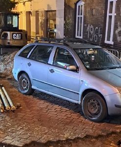 Najpierw Łódź, teraz to. Absurdalna sytuacja z autem w centrum miasta