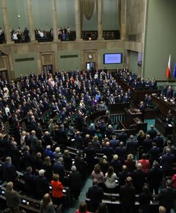 Posiedzenie Sejmu zaczęło się inaczej. Posłowie wstali