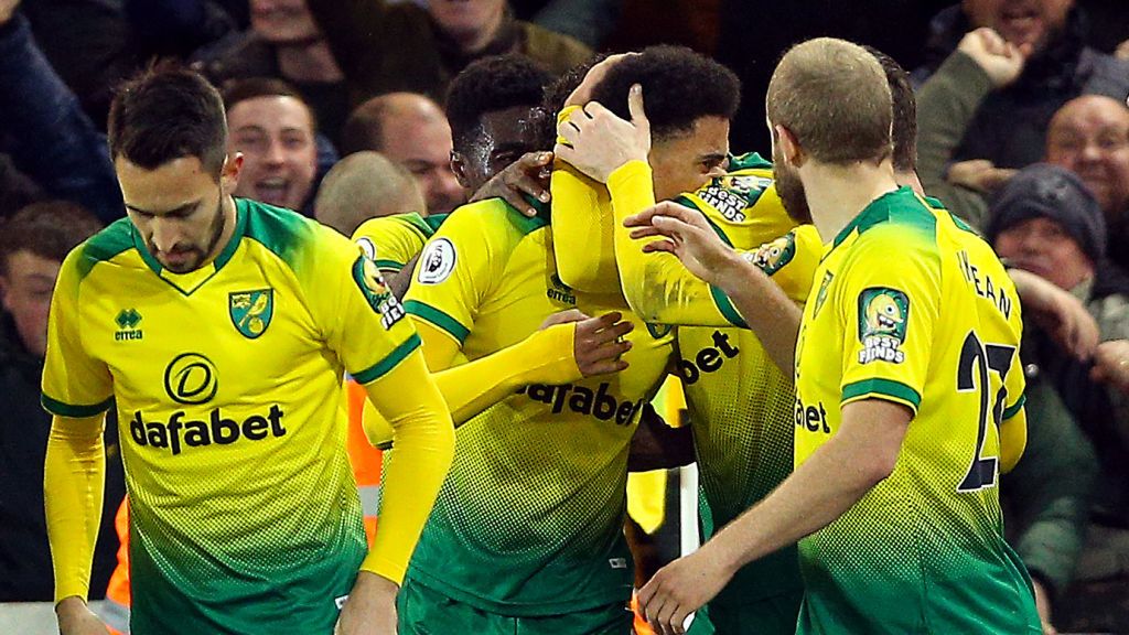 Getty Images / Nigel French / Na zdjęciu: piłkarze Norwich cieszą się z bramki Jamala Lewisa