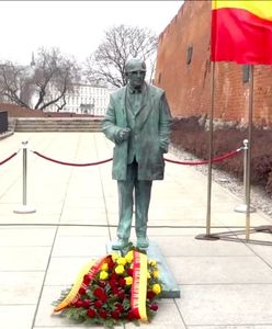 Warszawa. Architekt odbudowanej stolicy na wiecznym spacerze. Nowy pomnik