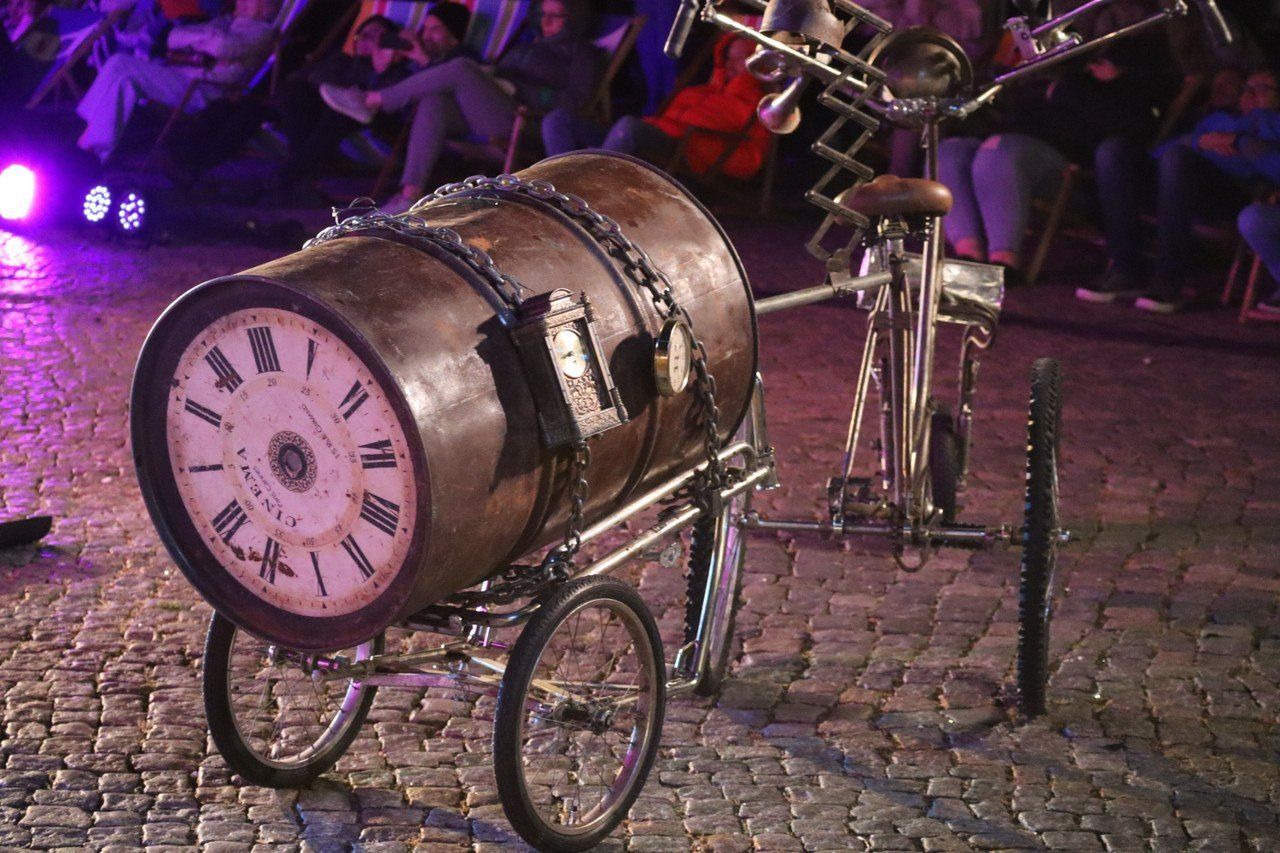 Spektakl &#34;Poza czasem&#34; odbył się na rynku w Lesznie w ramach festiwalu LUFA