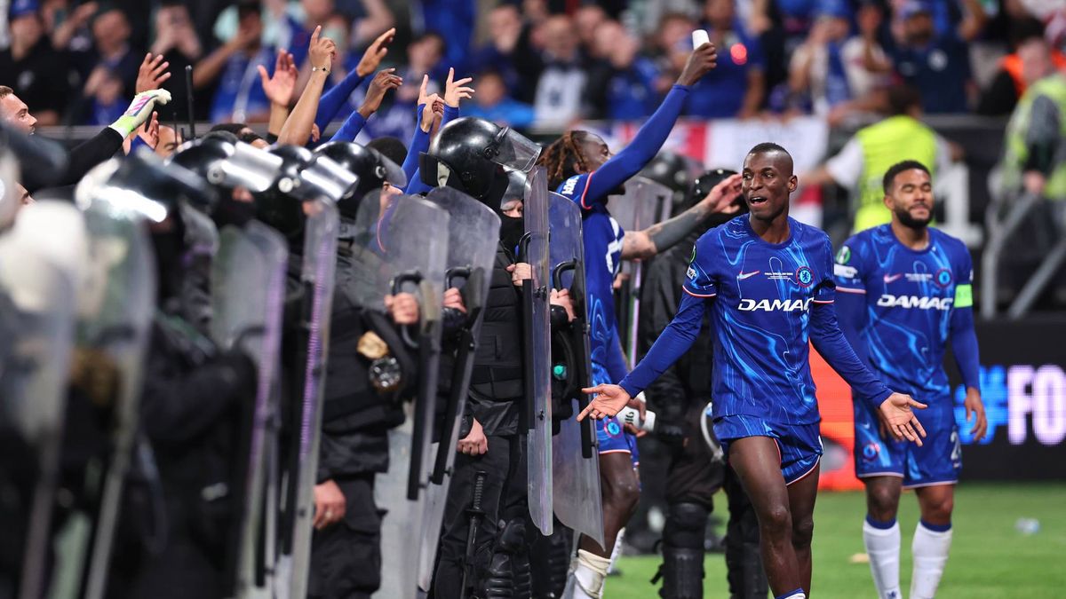 Getty Images /  Robbie Jay Barratt - AMA / Na zdjęciu: Piłkarze Chelsea po meczu we Wrocławiu