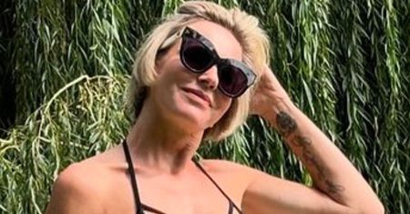Paulina Smaszcz, ubrana jedynie w kuse bikini, pozdrawia z ogrodu. Fani komplementują: "Boskie ciało!"