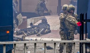 Starcia w Kosowie. Ranni żołnierze KFOR i śmigłowce NATO nad miastem