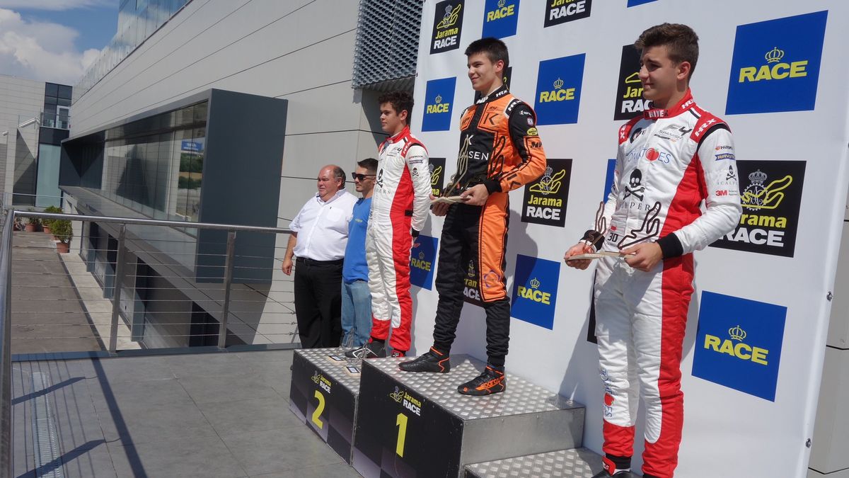 Filip Kaminiarz na podium po wyścigu na torze Jarama 