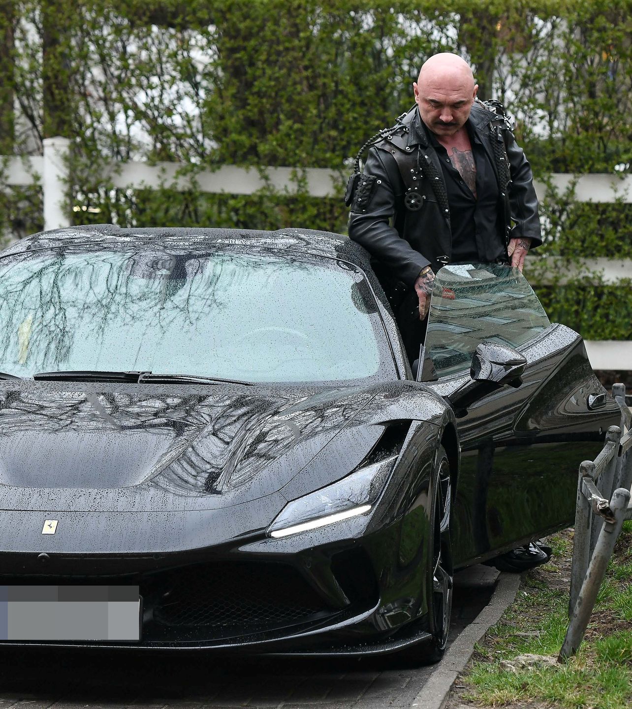 Patryk Vega wsiada do ferrari
