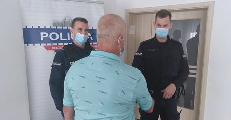 Policjanci uratowali wędkarzowi życie. Szybko zjawił się na komisariacie