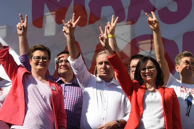 "Zwyciężymy". Powtarzanie tego słowa nie przybliża opozycji do odebrania władzy PiS-owi.