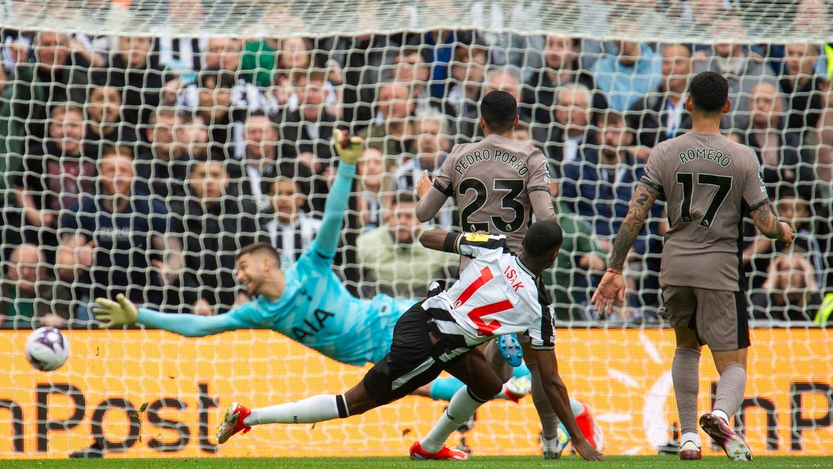 Zdjęcie okładkowe artykułu: PAP/EPA / Peter Powell / Na zdjęciu: Alexander Isak był pierwszoplanową postacią w meczu Newcastle - Tottenham