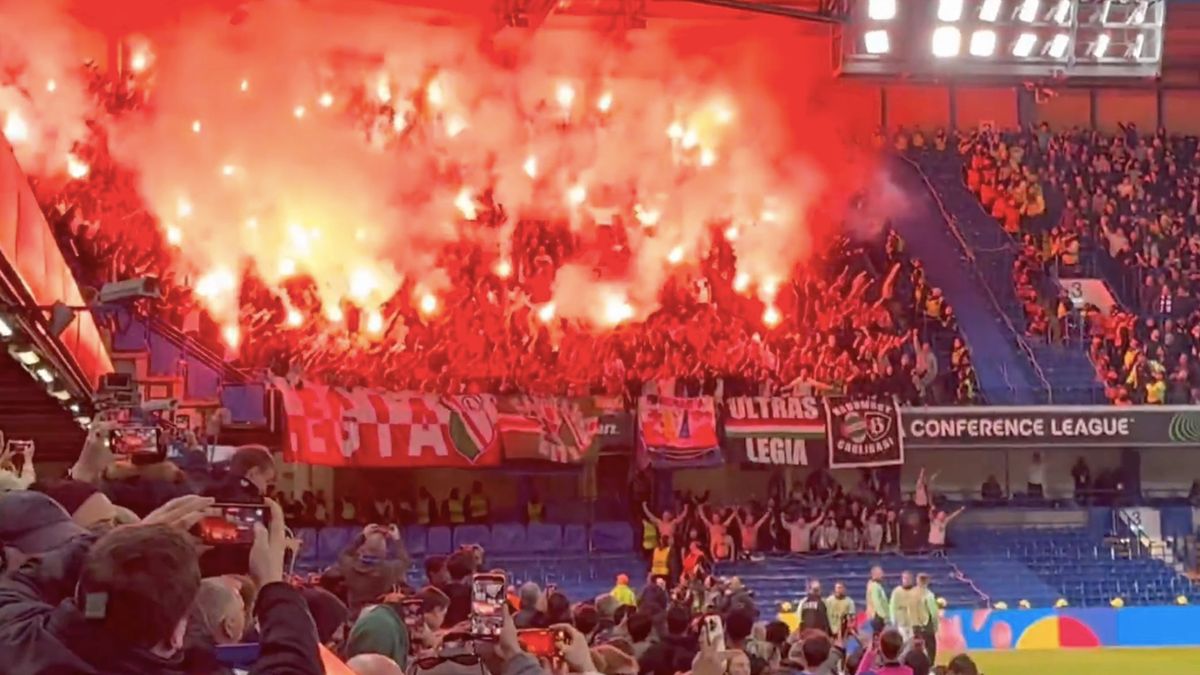 Twitter / Ben Jacobs / Kibice Legii Warszawa na Stamford Bridge w Londynie