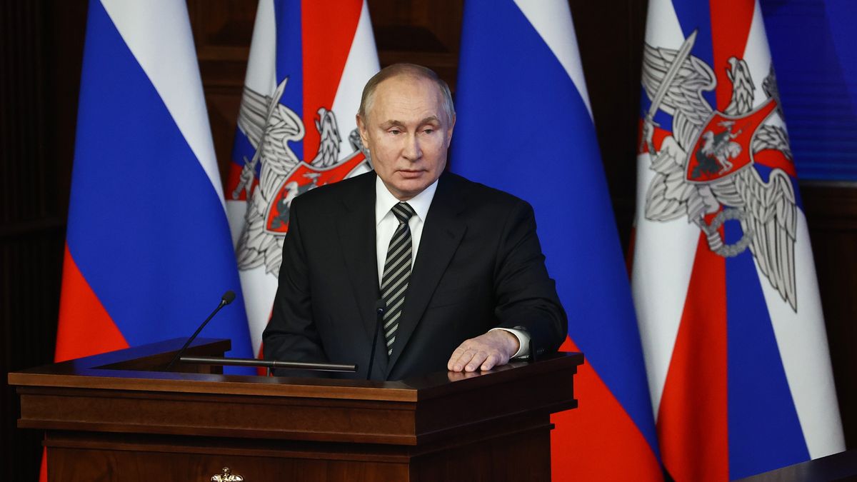 Na zdjęciu Władymir Putin w trakcie konferencji prasowej na tle flag rosyjskich