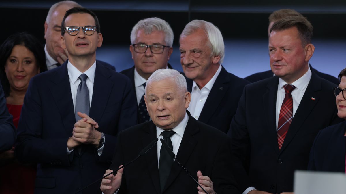WARSAW, POLAND - OCTOBER 15: Jaroslaw Kaczynski (C), leader of the ruling national conservative Law and Justice party (PiS), speaks to supporters at PiS headquarters following initial results in Polish parliamentary elections as Polish Prime Minister Mateusz Morawiecki (L) and Polish Defence Minister Mariusz Blaszczak (R) look on on October 15, 2023 in Warsaw, Poland. Poles have been voting today to decide whether PiS will govern for a third consecutive term or whether a coalition of center-left, pro-European parties will be given the opportunity to form a government. Also on the ballot is a referendum introduced by the current government over EU migration reform. (Photo by Sean Gallup/Getty Images)