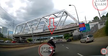 Szokujące nagranie z Warszawy. "Nakręcony typ stoi mi przy szybie"