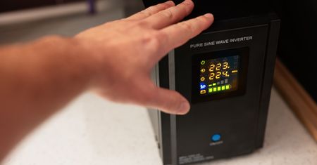 Nadchodzą burze i przepięcia. Listwa antyprzepięciowa czy UPS – co lepiej chroni sprzęt?
