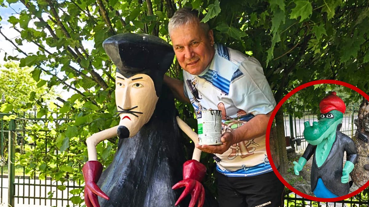 Tadeusz Żyła z Czarnego przy drewnianej rzeźbie w swoim ogrodzie
