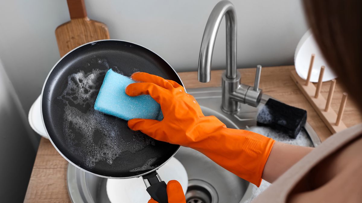 Proste triki na czyszczenie patelni