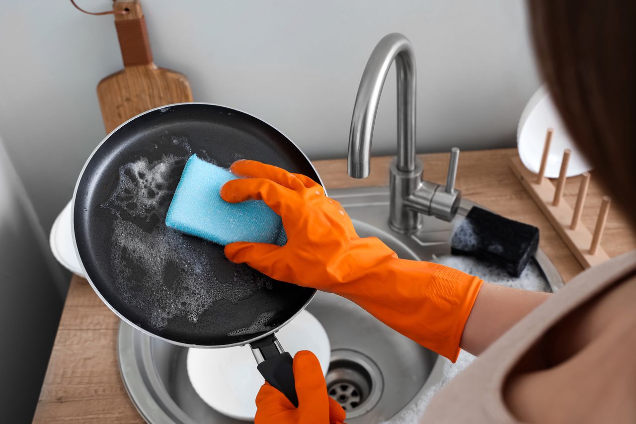 Simple tricks for cleaning a pan