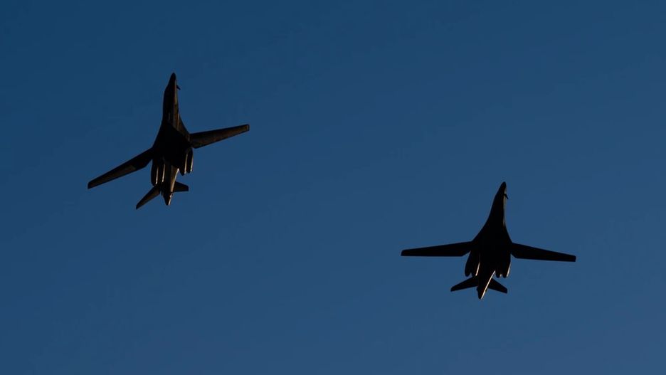 Para bombowców B-1B w kręgu nadlotniskowym w Fairford