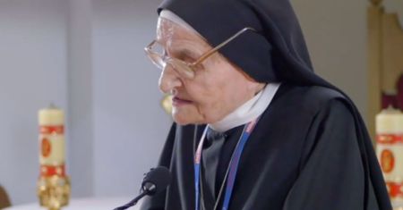Zakonnica o tym, dlaczego joga to zło. "Unerwiony jest rejon łonowy"