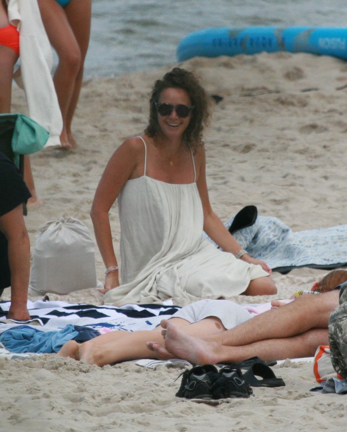Monika Mrozowska dokazuje na plaży z nowym partnerem 