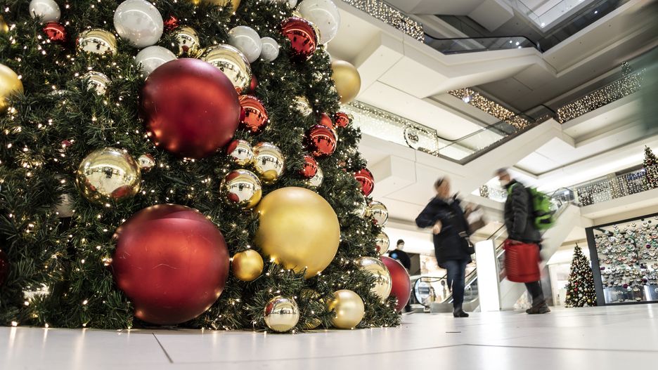 BERLIN, GERMANY - NOVEMBER 29: Two people are pictured in a shopping mall in front of christmas decoration on November 29, 2021 in Berlin, Germany. (Photo by Florian Gaertner/Photothek via Getty Images)