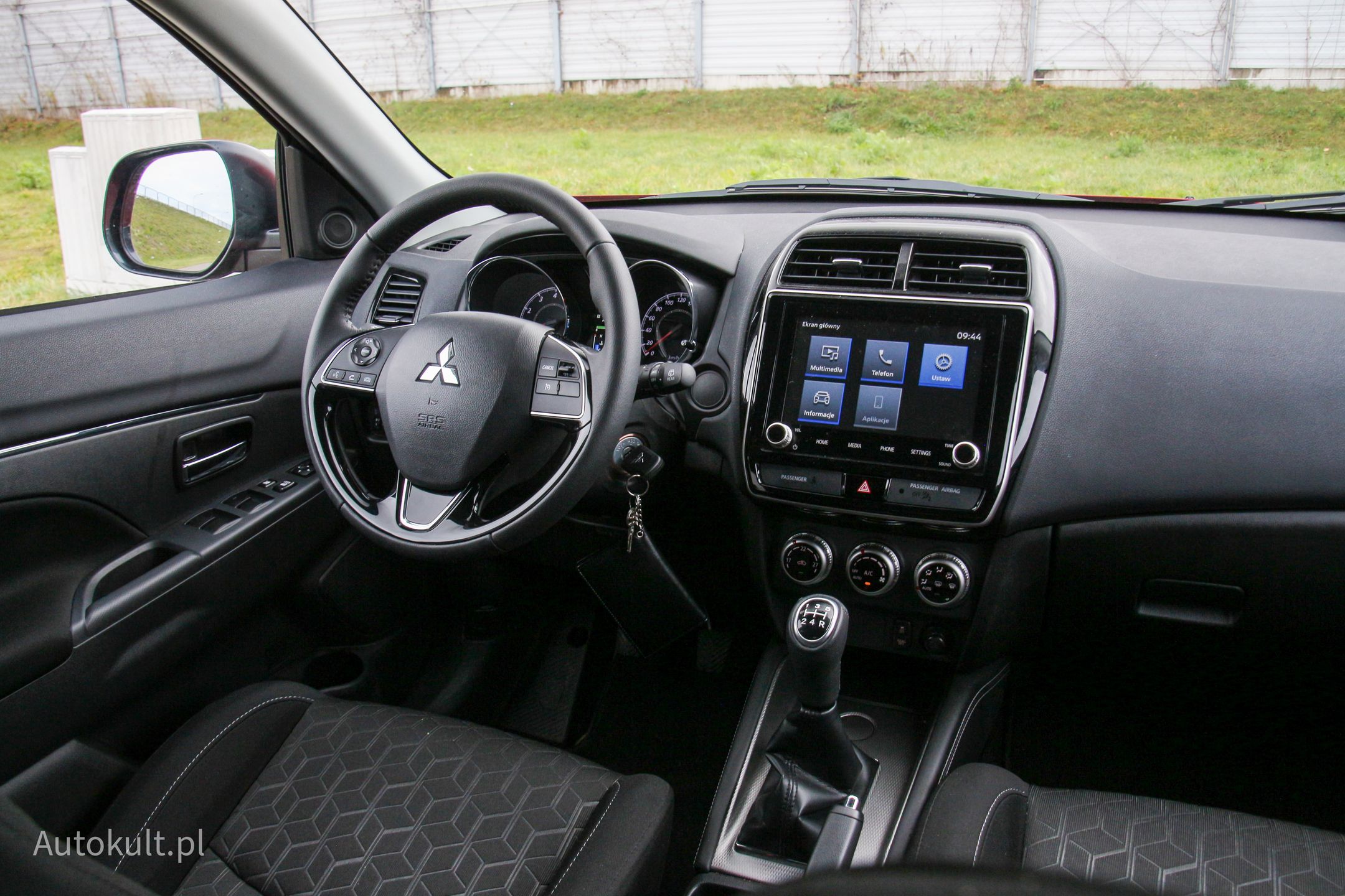 Prosty, ale smutny kokpit Mitsubishi ASX-a